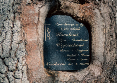 Tablica na cmentarzu w Nieznajowej
